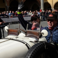 Foto Nicoloro G. 16/05/2014  Ravenna    La 32° edizione della 1000 Miglia, con le sue 435 auto, passa da Ravenna. nella foto un' auto riparte dopo la timbratura del passaggio.