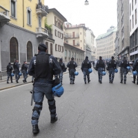 Foto Nicoloro G. Milano 14/12/2010 Corteo degli studenti contro il governo Berlusconi e la riforma Gelmini. Forte tensione con le forze dell’ ordine. nella foto Drappello di poliziotti