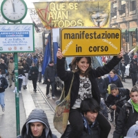 Foto Nicoloro G. Milano 14/12/2010 Corteo degli studenti contro il governo Berlusconi e la riforma Gelmini. Forte tensione con le forze dell’ ordine. nella foto Manifestanti con cartelli e striscione