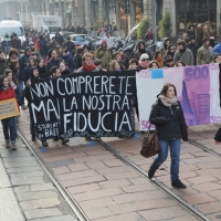 Foto Nicoloro G. Milano 14/12/2010 Corteo degli studenti contro il governo Berlusconi e la riforma Gelmini. Forte tensione con le forze dell’ ordine. nella foto Manifestanti con striscione
