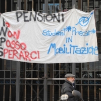 Foto Nicoloro G. Milano 14/12/2010 Corteo degli studenti contro il governo Berlusconi e la riforma Gelmini. Forte tensione con le forze dell’ ordine. nella foto Striscione appeso in Piazza Missori