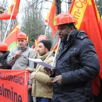 Foto Nicoloro G. 28/01/2011 Milano Corteo dei metalmeccanici per lo sciopero nazionale della Fiom. nella foto Manifestanti con bandiere e striscioni