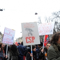 Foto Nicoloro G. 28/01/2011 Milano Corteo dei metalmeccanici per lo sciopero nazionale della Fiom. nella foto Manifestanti con cartelli