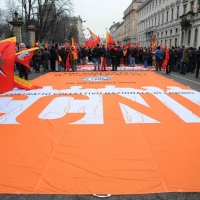 Foto Nicoloro G. 28/01/2011 Milano Corteo dei metalmeccanici per lo sciopero nazionale della Fiom. nella foto Manifestanti con bandiere e un grande striscione che copre la strada