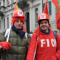 Foto Nicoloro G. 28/01/2011 Milano Corteo dei metalmeccanici per lo sciopero nazionale della Fiom. nella foto  Due manifestanti con bandiere