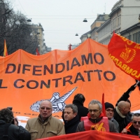 Foto Nicoloro G. 28/01/2011 Milano Corteo dei metalmeccanici per lo sciopero nazionale della Fiom. nella foto Manifestanti con un grande striscione