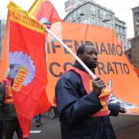 Foto Nicoloro G. 28/01/2011 Milano Corteo dei metalmeccanici per lo sciopero nazionale della Fiom. nella foto Manifestanti con bandiere