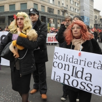 Foto Nicoloro G. 28/01/2011 Milano Corteo dei metalmeccanici per lo sciopero nazionale della Fiom. nella foto Manifestanti folkloristici con cartello