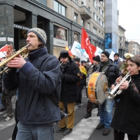 Foto Nicoloro G. 28/01/2011 Milano Corteo dei metalmeccanici per lo sciopero nazionale della Fiom. nella foto Manifestanti con bandiere e strumenti musicali