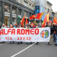 Foto Nicoloro G. 28/01/2011 Milano Corteo dei metalmeccanici per lo sciopero nazionale della Fiom. nella foto Manifestanti con striscione e bandiere