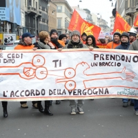 Foto Nicoloro G. 28/01/2011 Milano Corteo dei metalmeccanici per lo sciopero nazionale della Fiom. nella foto Manifestanti con striscione e bandiere