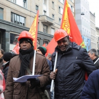 Foto Nicoloro G. 28/01/2011 Milano Corteo dei metalmeccanici per lo sciopero nazionale della Fiom. nella foto Due manifestanti con bandiere