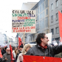 Foto Nicoloro G. 28/01/2011 Milano Corteo dei metalmeccanici per lo sciopero nazionale della Fiom. nella foto Manifestanti con cartelli e bandiere
