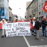 Foto Nicoloro G. 28/01/2011 Milano Corteo dei metalmeccanici per lo sciopero nazionale della Fiom. nella foto Manifestanti con grande striscione e bandiere