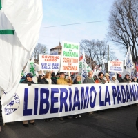 Foto Nicoloro G. 22/01/2012 Milano Manifestazione con corteo della Lega Nord contro il governo Monti. nella foto Manifestanti con striscione e cartelli lungo il corteo