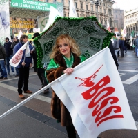 Foto Nicoloro G. 22/01/2012 Milano Manifestazione con corteo della Lega Nord contro il governo Monti. nella foto Manifestante con ombrello e bandiera