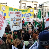 Foto Nicoloro G. 22/01/2012 Milano Manifestazione con corteo della Lega Nord contro il governo Monti. nella foto Manifestanti, bandiere e cartelli in Piazza del Duomo