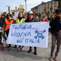 Foto Nicoloro G. 11/03/2014  Milano   Manifestazione promossa dall' ALT, " Associazione legge uguale per tutti " contro Equitalia, al grido " ci hanno ridotto in mutande ". nella foto alcuni manifestanti con striscione nel corteo di un centinaio di manifestanti in partenza da Porta Venezia.