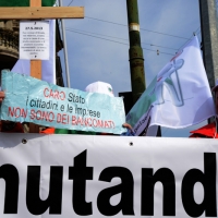 Foto Nicoloro G. 11/03/2014  Milano   Manifestazione promossa dall' ALT, " Associazione legge uguale per tutti " contro Equitalia, al grido " ci hanno ridotto in mutande ". nella foto cartelli lungo il corteo.