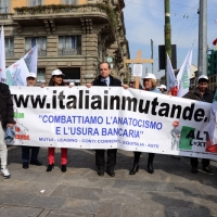 Foto Nicoloro G. 11/03/2014  Milano   Manifestazione promossa dall' ALT, " Associazione legge uguale per tutti " contro Equitalia, al grido " ci hanno ridotto in mutande ". nella foto uno striscione nel corteo di un centinaio di manifestanti in partenza da Porta Venezia.