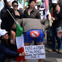 Foto Nicoloro G. 11/03/2014  Milano   Manifestazione promossa dall' ALT, " Associazione legge uguale per tutti " contro Equitalia, al grido " ci hanno ridotto in mutande ". nella foto alcuni manifestanti nel corteo di un centinaio di manifestanti in partenza da Porta Venezia.