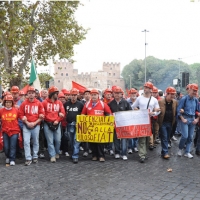 Foto Nicoloro G.  16/10/2010 Roma  Manifestazione nazionale Fiom-CGIL con cortei e comizio finale in piazza San Giovanni. nella foto Manifestanti del corteo del nord-Italia