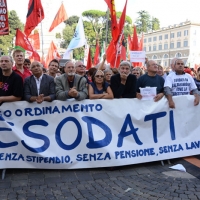 Foto Nicoloro G. 12/10/2013 Roma Manifestazione nazionale in difesa della Costituzione, ” La via maestra “, organizzata dalla FIOM. nella foto Uno striscione