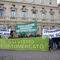 Foto Nicoloro G. 23/11/2011 Milano Manifestazione davanti a palazzo Marino degli operatori ortofrutticoli per l’ auspicata riqualificazione dell’ Ortomercato. nella foto Manifestanti e striscioni in Piazza della Scala
