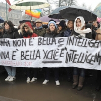 Foto Nicoloro G. 13/02/2011 Milano Manifestazione delle donne " Se non ora quando ? " per la dignita' del soggetto donna e contro Berlusconi. nella foto Manifestanti con striscione