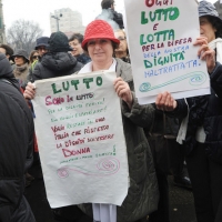 Foto Nicoloro G. 13/02/2011 Milano Manifestazione delle donne " Se non ora quando ? " per la dignita' del soggetto donna e contro Berlusconi. nella foto Manifestanti con cartelli di protesta