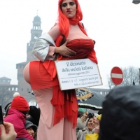 Foto Nicoloro G. 13/02/2011 Milano Manifestazione delle donne " Se non ora quando ? " per la dignita' del soggetto donna e contro Berlusconi. nella foto Manifestante molto folkloristico