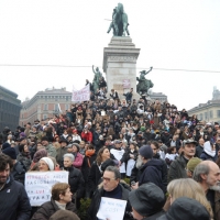 Foto Nicoloro G. 13/02/2011 Milano Manifestazione delle donne " Se non ora quando ? " per la dignita' del soggetto donna e contro Berlusconi. nella foto Piazza Cairoli gremita all'inverosimile