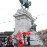 Foto Nicoloro G. 14/10/2011 Milano Manifestazione con corteo dei collettivi studenteschi al grido ” Salviamo la scuola no le banche “. nella foto Manifestanti in piazza Cairoli