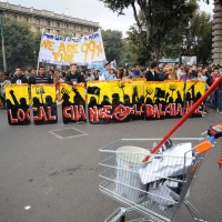 Foto Nicoloro G. 14/10/2011 Milano Manifestazione con corteo dei collettivi studenteschi al grido ” Salviamo la scuola no le banche “. nella foto Lungo il corteo