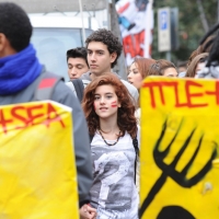 Foto Nicoloro G. 14/10/2011 Milano Manifestazione con corteo dei collettivi studenteschi al grido ” Salviamo la scuola no le banche “. nella foto Lungo il corteo