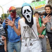 Foto Nicoloro G. 14/10/2011 Milano Manifestazione con corteo dei collettivi studenteschi al grido ” Salviamo la scuola no le banche “. nella foto Lungo il corteo