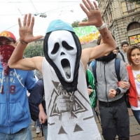 Foto Nicoloro G. 14/10/2011 Milano Manifestazione con corteo dei collettivi studenteschi al grido ” Salviamo la scuola no le banche “. nella foto Lungo il corteo