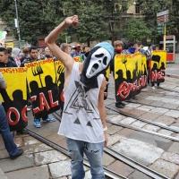 NIKFoto Nicoloro G. 14/10/2011 Milano Manifestazione con corteo dei collettivi studenteschi al grido ” Salviamo la scuola no le banche “. nella foto Lungo il corteo