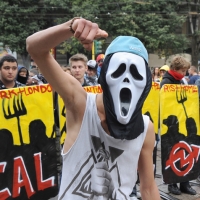 Foto Nicoloro G. 14/10/2011 Milano Manifestazione con corteo dei collettivi studenteschi al grido ” Salviamo la scuola no le banche “. nella foto Lungo il corteo