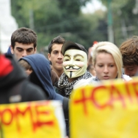 Foto Nicoloro G. 14/10/2011 Milano Manifestazione con corteo dei collettivi studenteschi al grido ” Salviamo la scuola no le banche “. nella foto Lungo il corteo