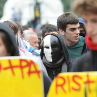 Foto Nicoloro G. 14/10/2011 Milano Manifestazione con corteo dei collettivi studenteschi al grido ” Salviamo la scuola no le banche “. nella foto Lungo il corteo