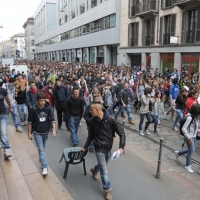 Foto Nicoloro G. 14/10/2011 Milano Manifestazione con corteo dei collettivi studenteschi al grido ” Salviamo la scuola no le banche “. nella foto Lungo il corteo