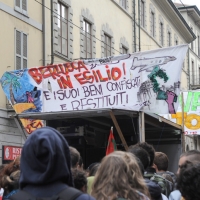 Foto Nicoloro G. 14/10/2011 Milano Manifestazione con corteo dei collettivi studenteschi al grido ” Salviamo la scuola no le banche “. nella foto Lungo il corteo