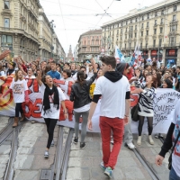 Foto Nicoloro G. 14/10/2011 Milano Manifestazione con corteo dei collettivi studenteschi al grido ” Salviamo la scuola no le banche “.  nella foto Lungo il corteo