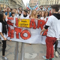 Foto Nicoloro G. 14/10/2011 Milano Manifestazione con corteo dei collettivi studenteschi al grido ” Salviamo la scuola no le banche “. nella foto Lungo il corteo