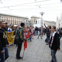 Foto Nicoloro G. 14/10/2011 Milano Manifestazione con corteo dei collettivi studenteschi al grido ” Salviamo la scuola no le banche “. nella foto Lungo il corteo