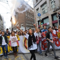Foto Nicoloro G. 14/10/2011 Milano Manifestazione con corteo dei collettivi studenteschi al grido ” Salviamo la scuola no le banche “. nella foto Lungo il corteo