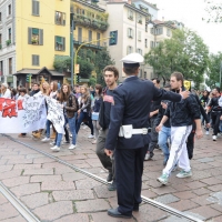 Foto Nicoloro G. 14/10/2011 Milano Manifestazione con corteo dei collettivi studenteschi al grido ” Salviamo la scuola no le banche “.  nella foto Lungo il corteo
