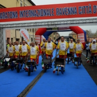 Foto Nicoloro G.   09/11/2014   Ravenna    Sedicesima edizione della " Maratona Internazionale Ravenna Città d Arte ". nella foto anche il gruppo degli " scariolanti " ha partecipato alla maratona.