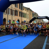 Foto Nicoloro G.   09/11/2014   Ravenna    Sedicesima edizione della " Maratona Internazionale Ravenna Città d Arte ". nella foto il momento della partenza.